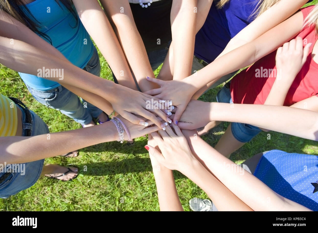 Model release, Symbolbild Zusammenhalt, Jugendliche Hand in Hand - teenage Solidarität Stockfoto