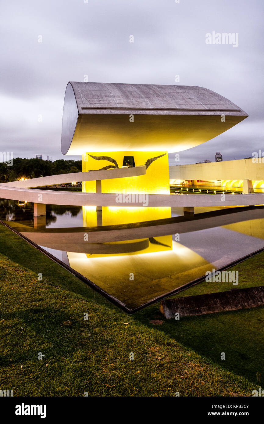 Oscar Niemeyer Museum am Abend. Curitiba, Parana, Brasilien. Stockfoto