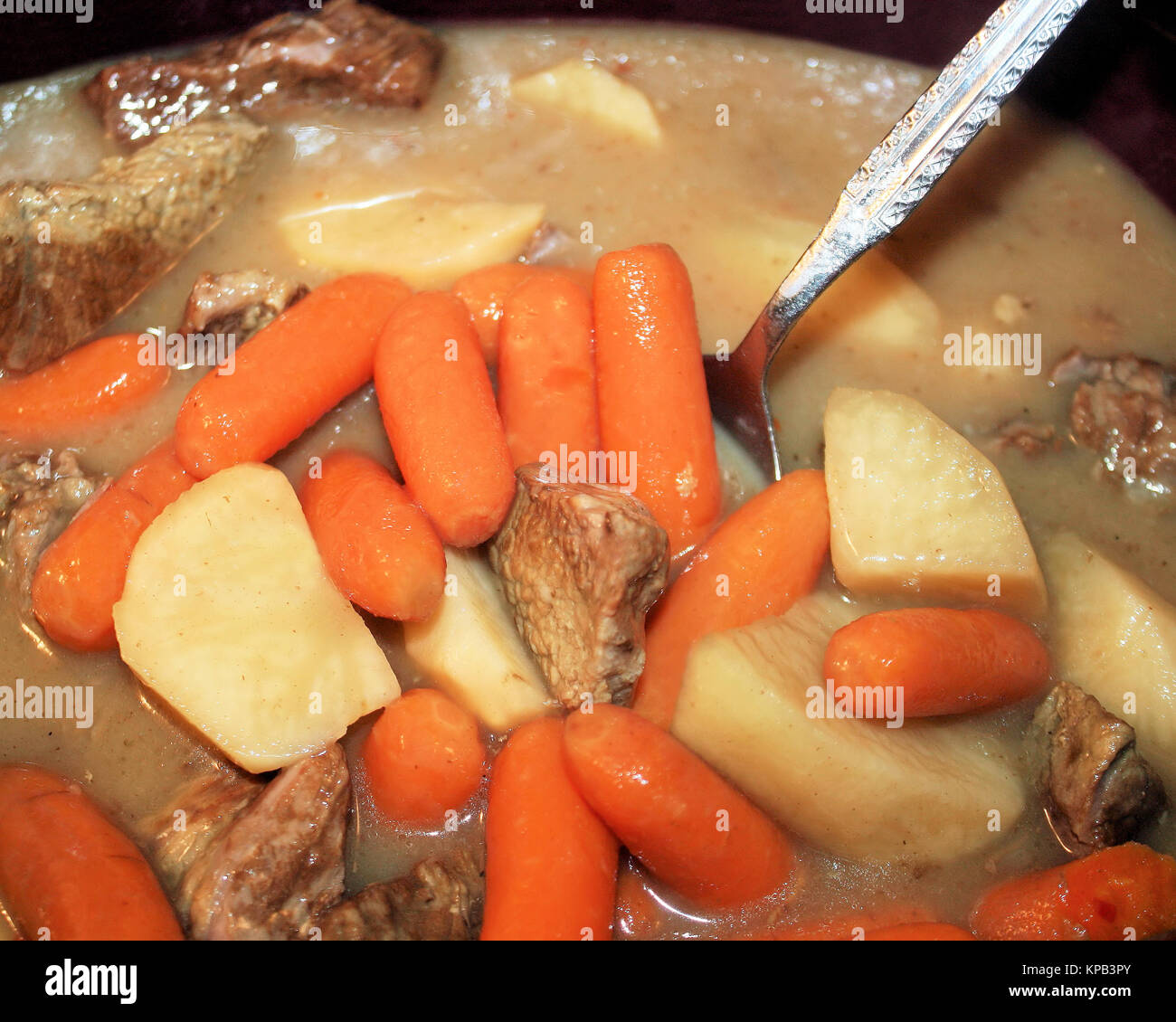 Römertopf Rinderragout mit Karotten, Kartoffeln, mageres Rindfleisch schmoren in einem reichen dicke Soße Stockfoto