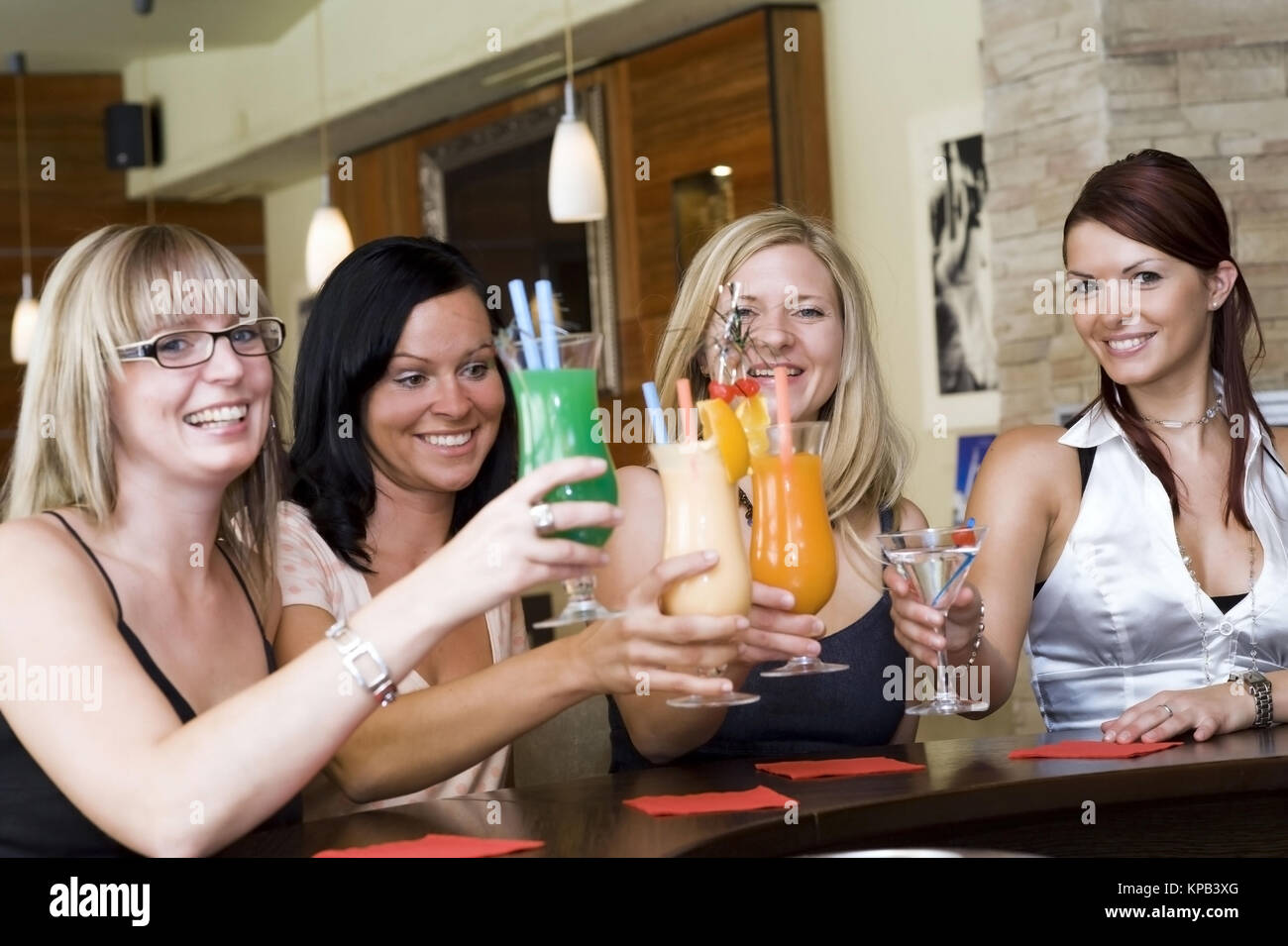 Model Release, Vier Junge Frauen einer Mit Cocktails eine der Bar - vier Frauen in der cocktail-bar Stockfoto