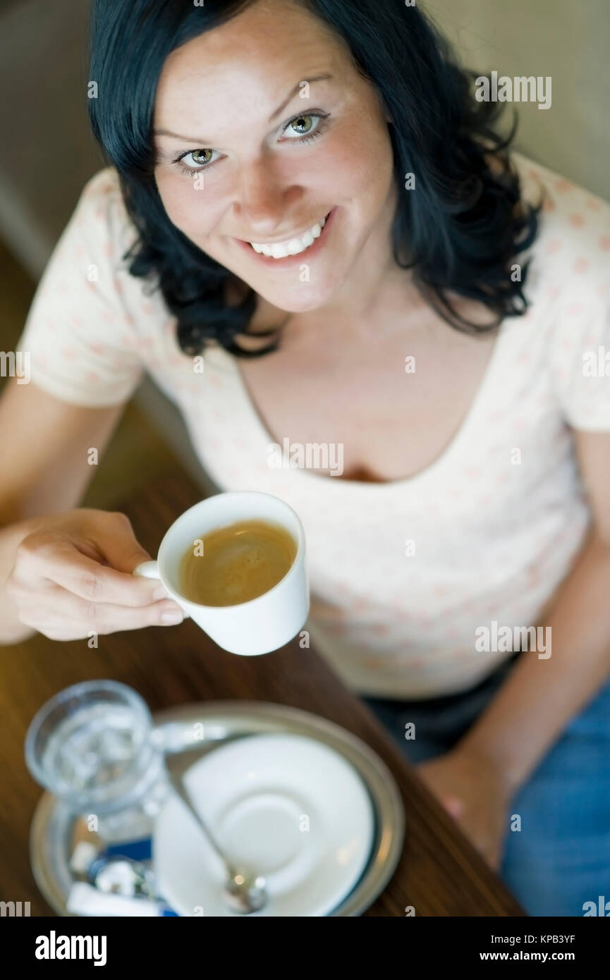 Model Release, entschied der Junge Frau Im Kaffeehaus Kaffee - junge Frau in Cafeteria trinkt Kaffee Stockfoto