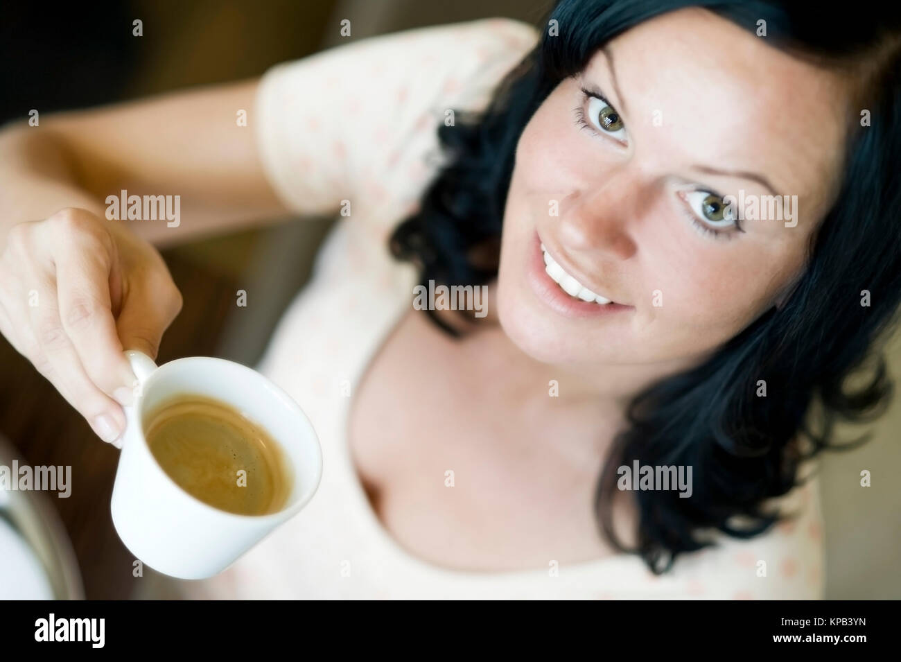 Model Release, Junge Frau Mit Kaffeetasse - junge Frau mit Tasse Kaffee Stockfoto