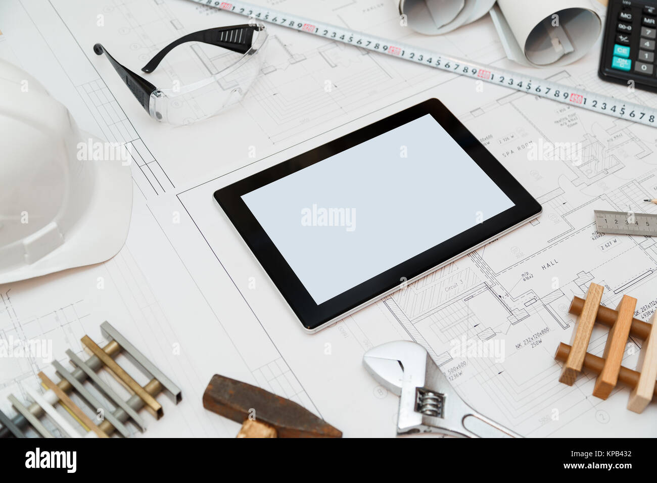 Baupläne mit Tablet, Zeichnungen und Werkzeugen. Stockfoto