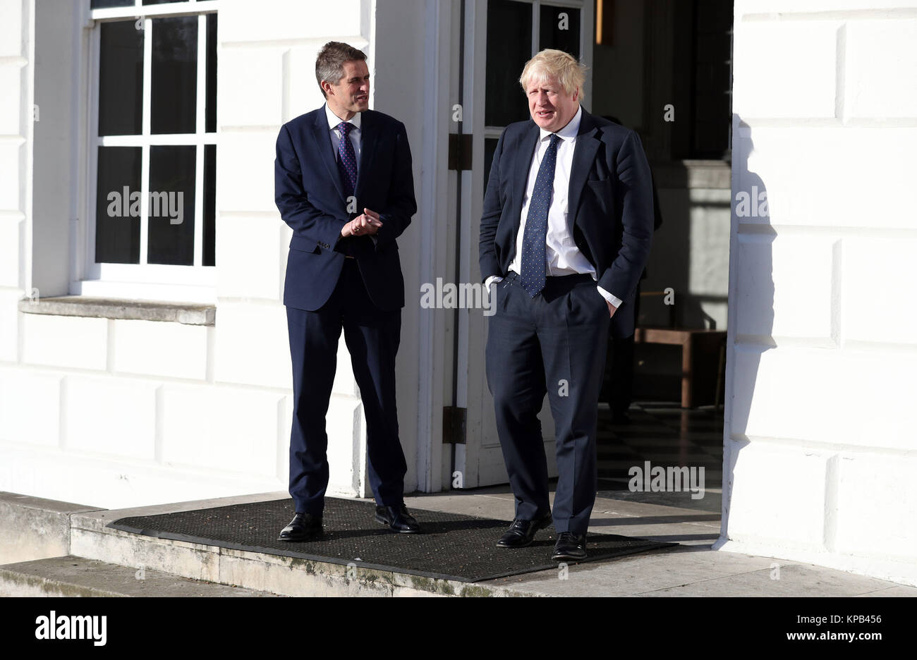 Außenminister Boris Johnson (rechts) und Verteidigungsminister Gavin Williamson erwarten die Ankunft von Ihren japanischen Kollegen, Verteidigungsminister Itsunori Onodera und Außenminister Taro Kono (nicht abgebildet) an das National Maritime Museum in London, zu Gesprächen über sicherheits- und verteidigungspolitische Zusammenarbeit. Stockfoto