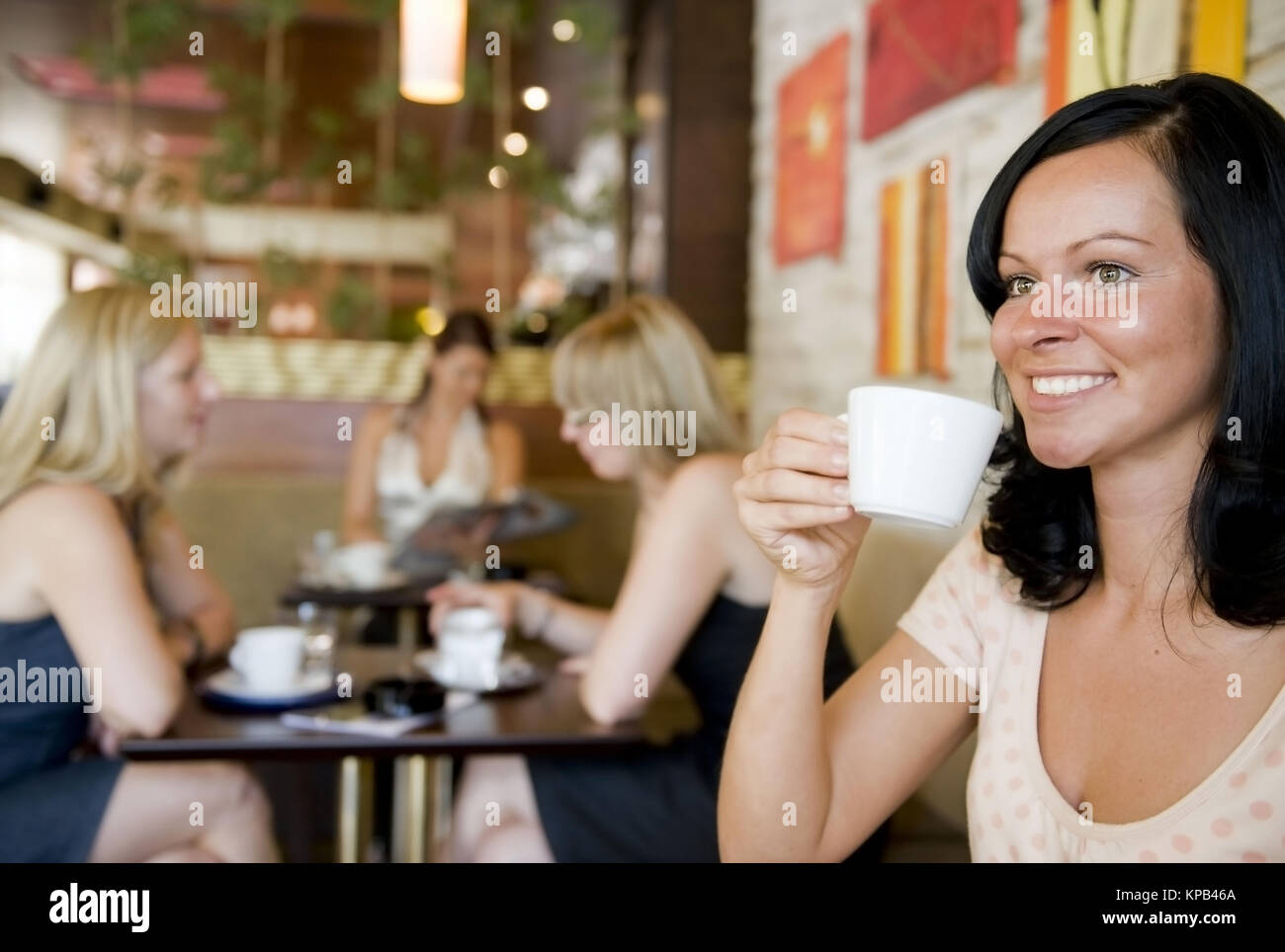 Model Release, Junge Frauen Im Kaffeehaus - junge Frauen in cafeteria Stockfoto