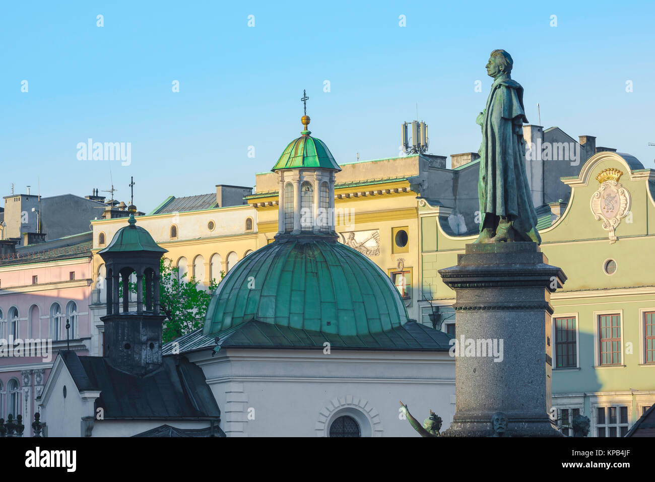 Polen Farbe Architektur, Blick auf die Kuppel barocke Kirche des hl. Adalbert und bunten historischen Gebäude im Zentrum von Krakau, Polen. Stockfoto