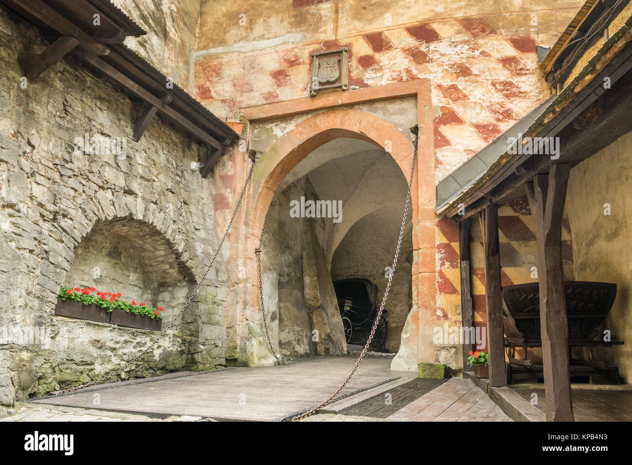 Yard, die zu Burg Orava Stockfoto