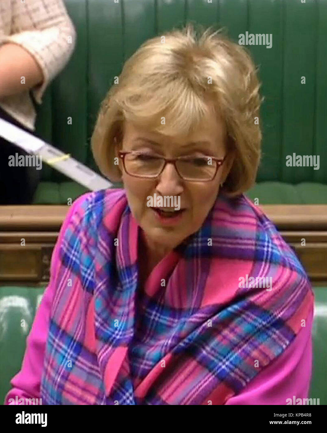 Commons Leader Andrea Leadsom zieht ein pink tartan Schal an der Versand im House of Commons, London, eine Kampagne von Cancer Research UK zu markieren. Stockfoto