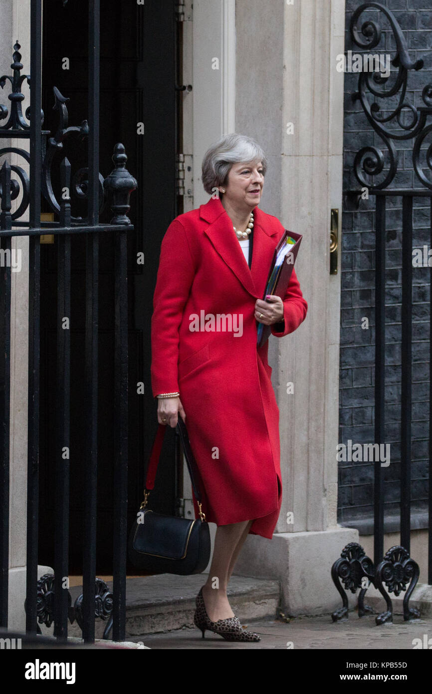 London, Großbritannien. 22. November 2017. Premierminister Theresa May Blätter 10 Downing Street für den Haushalt Ankündigung von Schatzkanzler Philip Stockfoto