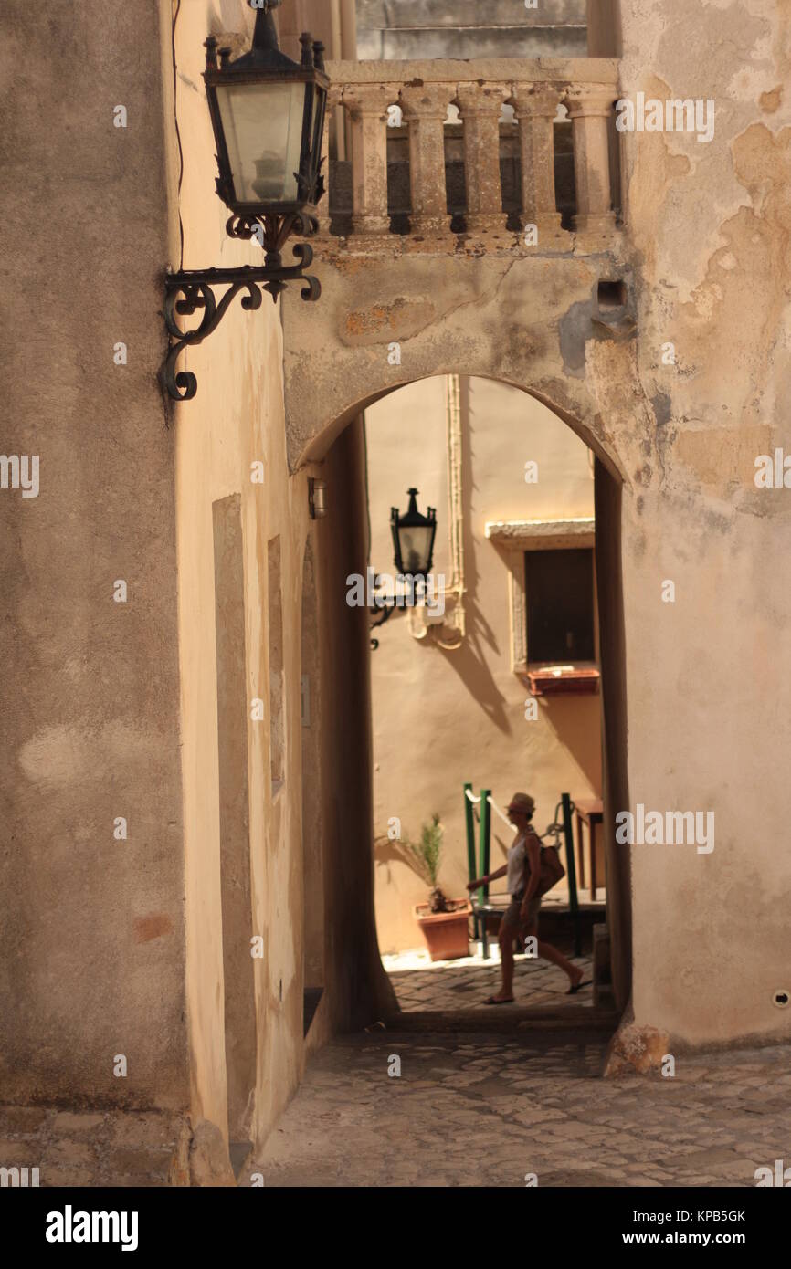 Anzeigen von Otranto Altstadt mit Straßenlaterne und Unterführung. Stockfoto