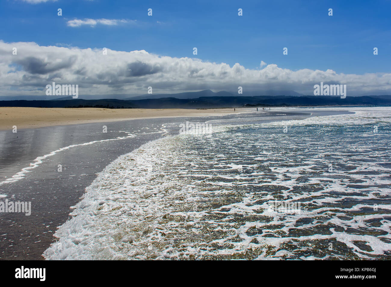 Farbe im Freien malerischen Panorama von einem endlosen Strand in Plettenberg Bay Südafrika mit Bergen, Meer, Himmel mit Wolken und Blick auf die Berge Stockfoto