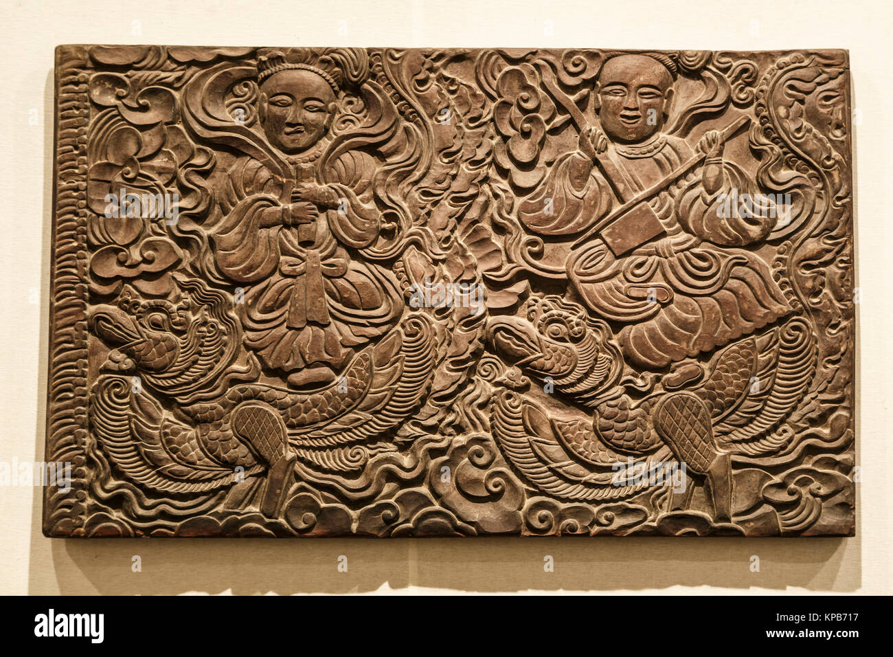 Holzschnitzerei des Musikers reiten auf Vogel, Thai Lac Pagode, Vietnam Museum der Feinen Künste, Hanoi, Vietnam Stockfoto