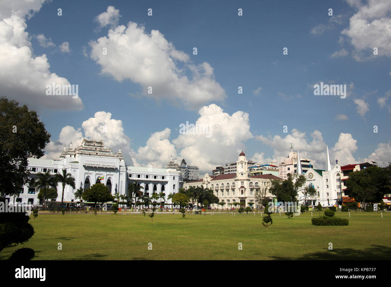 Maha Bandula Park, der von Immanuel Baptist Church und Yangon City Hall, Yangon, Myanmar umgeben ist. Stockfoto