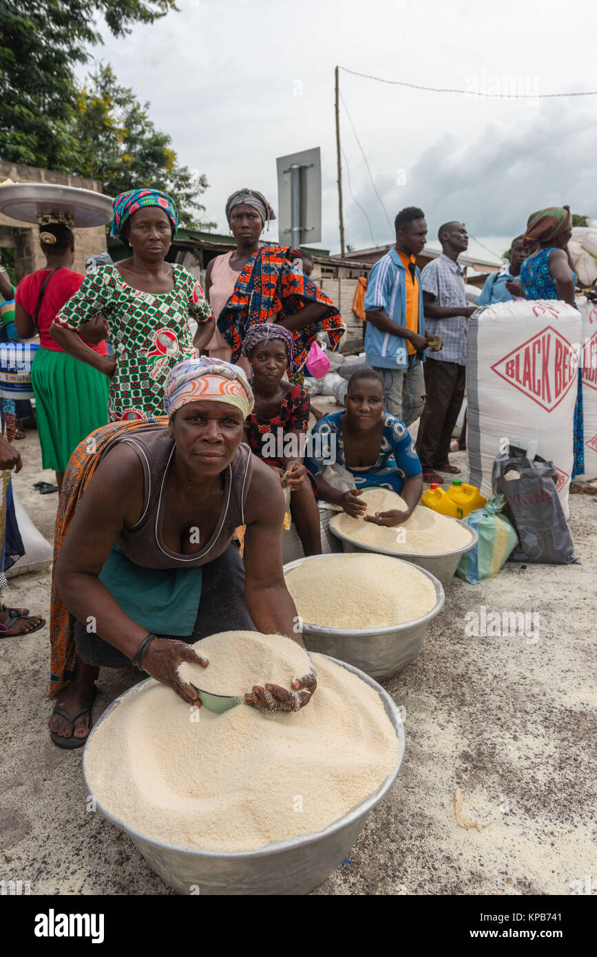 Verkauf von Gari auf dem Markt von Mafi-Kumase, Volta Region, Ghana, Afrika Stockfoto