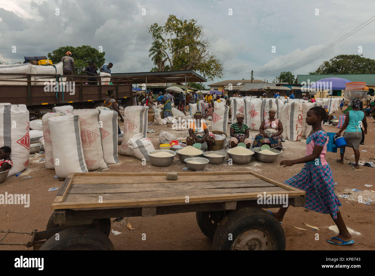 Verkauf von Gari auf dem Markt von Mafi-Kumase, Volta Region, Ghana, Afrika Stockfoto