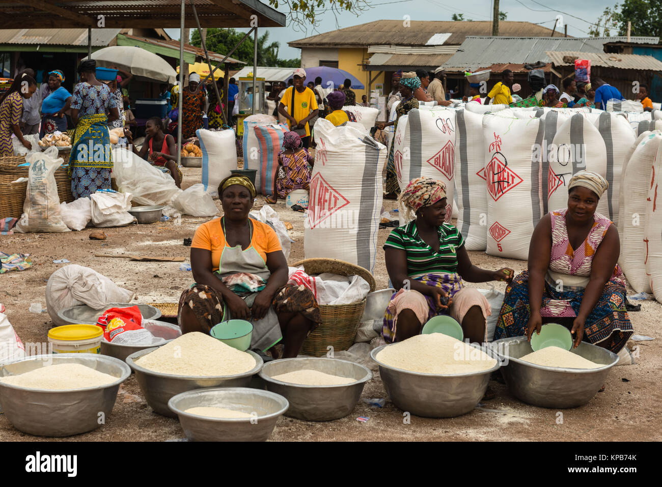 Verkauf von Gari auf dem Markt von Mafi-Kumase, Volta Region, Ghana, Afrika Stockfoto