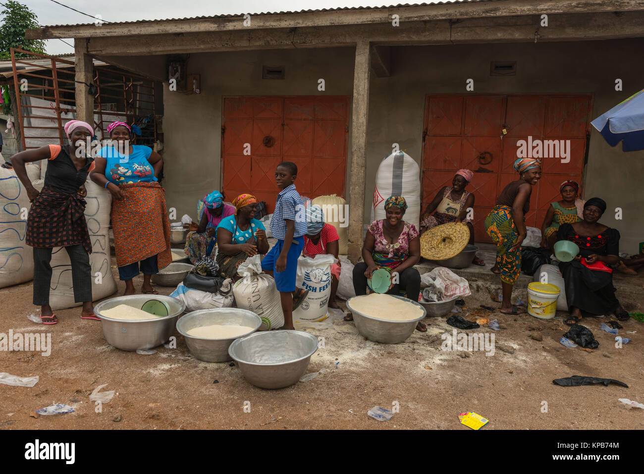 Verkauf von Gari auf dem Markt von Mafi-Kumase, Volta Region, Ghana, Afrika Stockfoto