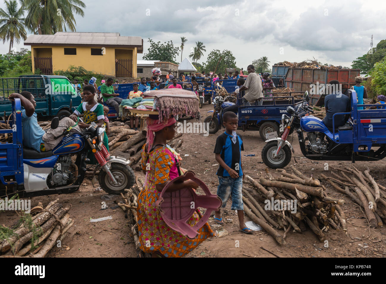 Verkauf von Holz auf dem lokalen Markt, Dorf in der Nähe von Mafi-Kumase, Volta Region, Ghana, Afrika Stockfoto