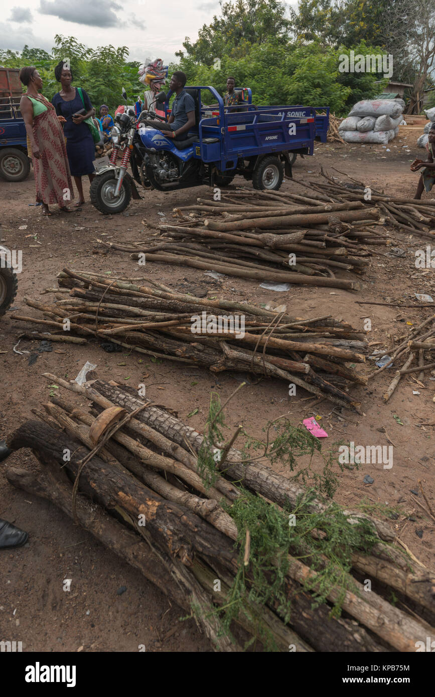 Verkauf von Holz auf dem lokalen Markt, Dorf in der Nähe von Mafi-Kumase, Volta Region, Ghana, Afrika Stockfoto