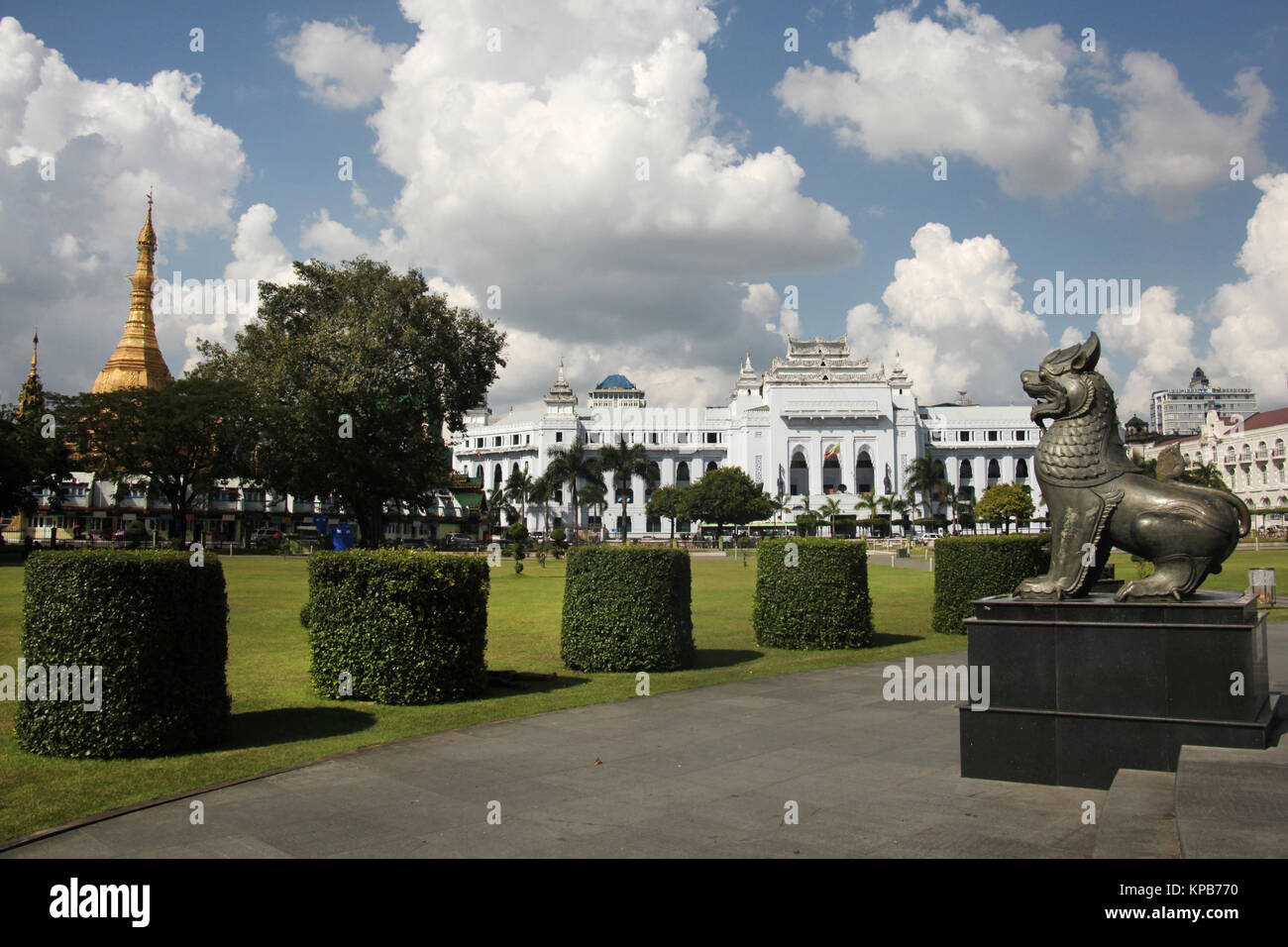 Maha Bandula Park, der von Sule Pagode umgeben ist, und Yangon City Hall, Yangon, Myanmar. Stockfoto