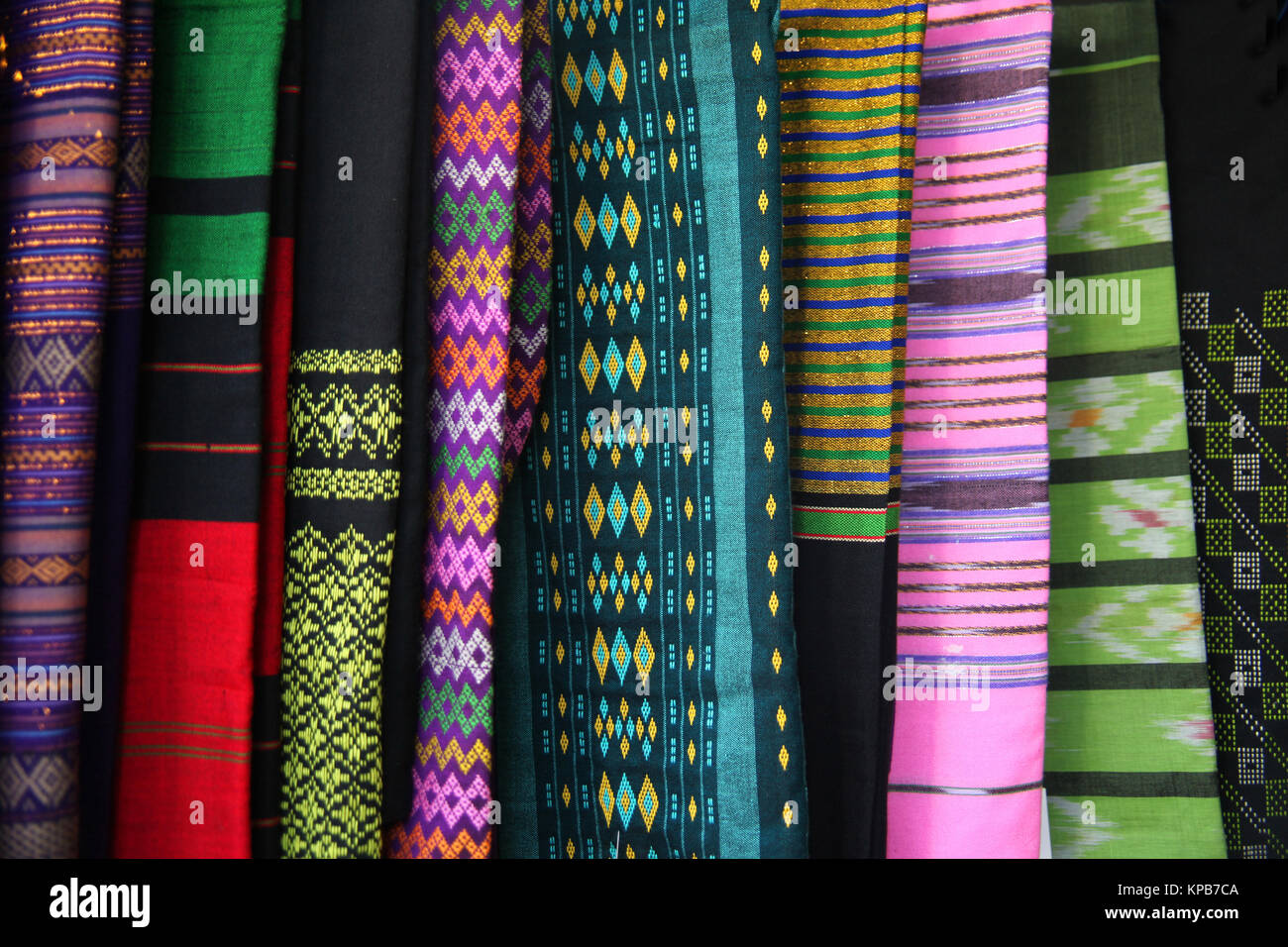 Traditionelle womans Kleidung aus bunter Seide mit verschiedenen Stoffen, Yangon, Myanmar. Stockfoto