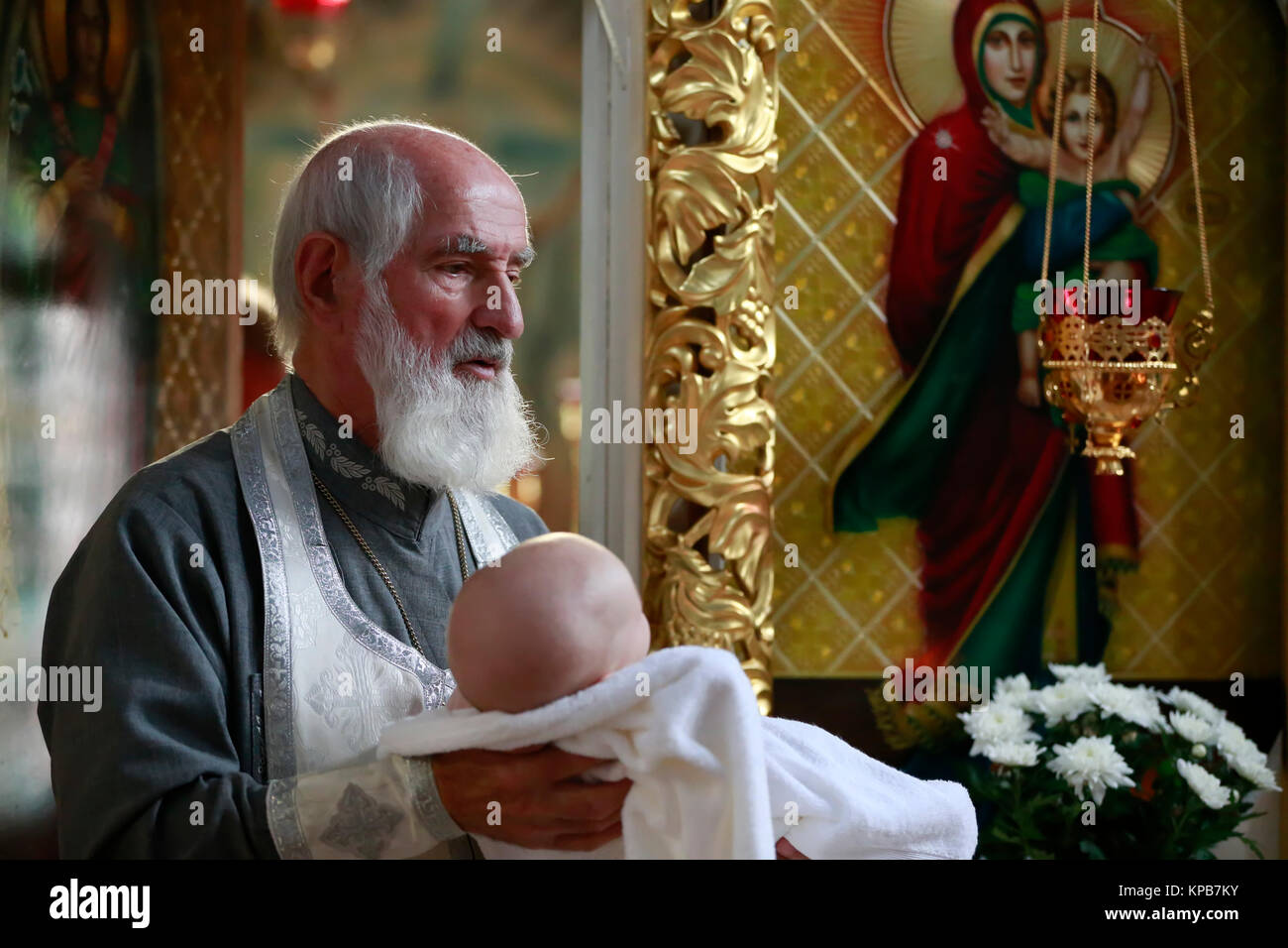 Belarus, die Stadt Gomel, das Kloster St. Nikolaus, 10.09.2016. Dem Ritus der Orthodoxen Taufe. Der Priester trägt das Baby Stockfoto