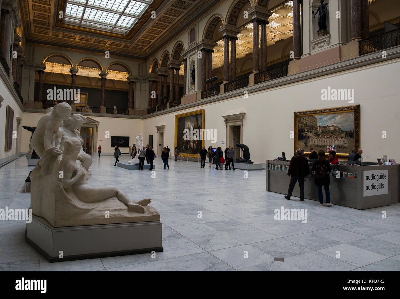 Brüssel / Belgien - 25. November 2017 die Eingangshalle Der Königlichen Museen der Schönen Künste Belgiens mit Die Menschen bewundern die Kunstwerke Stockfoto
