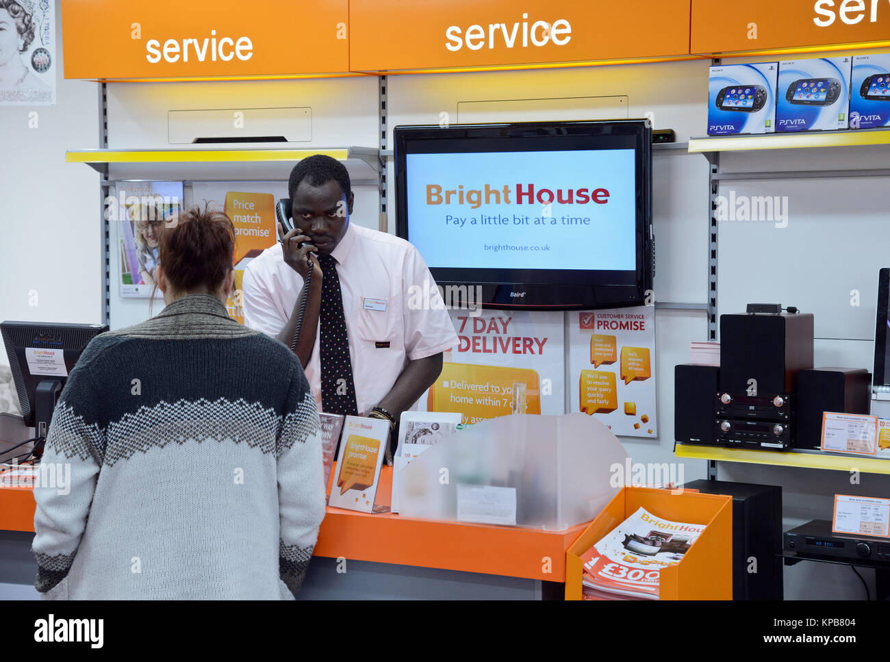 Eröffnung eines BrightHouse Store in Cheltenham, England, Großbritannien. Die Miete für den eigenen Riesen ist mit 2400 gefährdeten Arbeitsplätzen kurz vor dem Zusammenbruch. Stockfoto