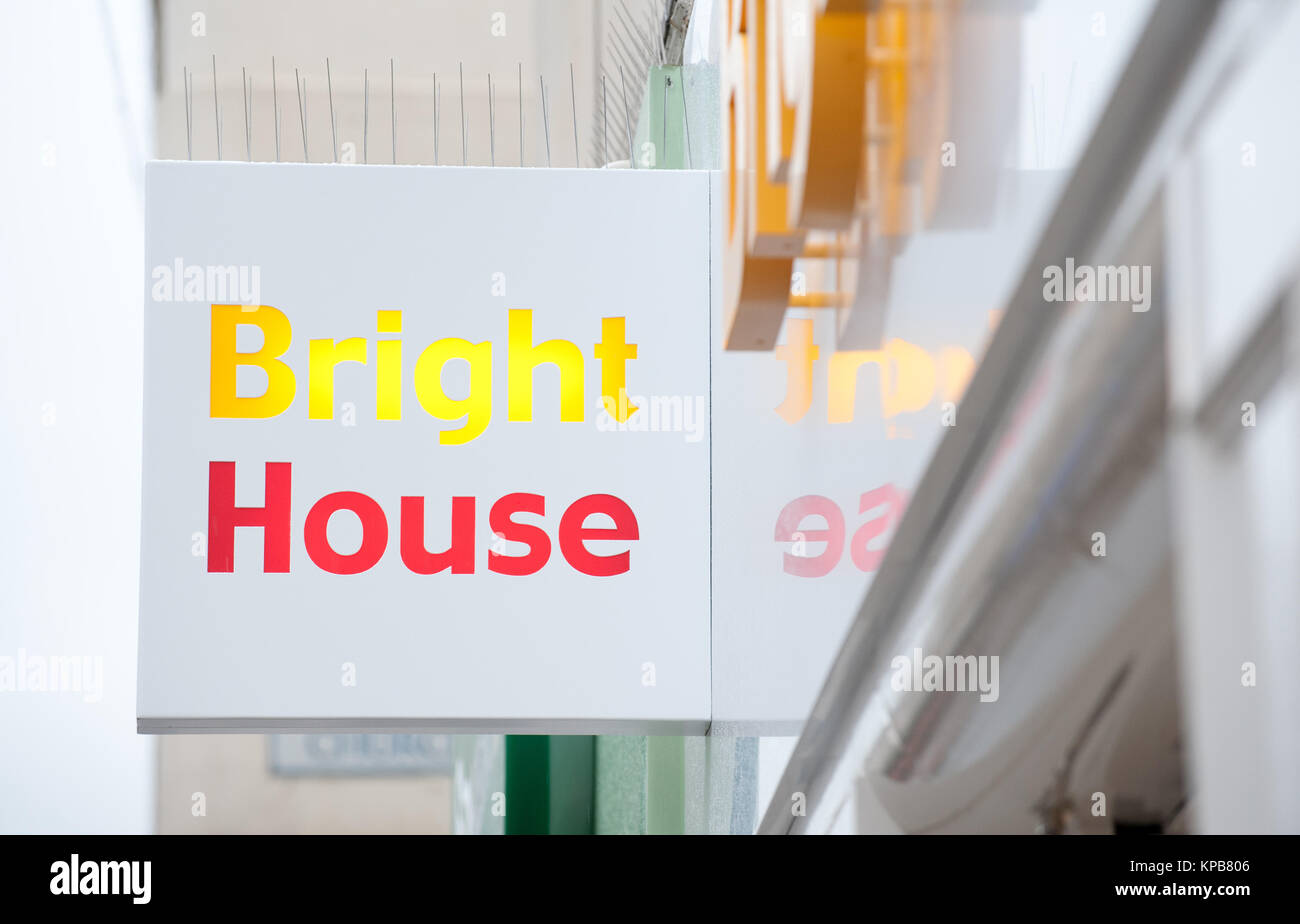 Eröffnung eines BrightHouse Store in Cheltenham, England, Großbritannien. Die Miete für den eigenen Riesen ist mit 2400 gefährdeten Arbeitsplätzen kurz vor dem Zusammenbruch. Stockfoto