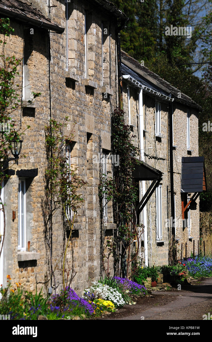 Terrasse der Hütten im Dorf Ashton Keynes, Wiltshire, Großbritannien Stockfoto