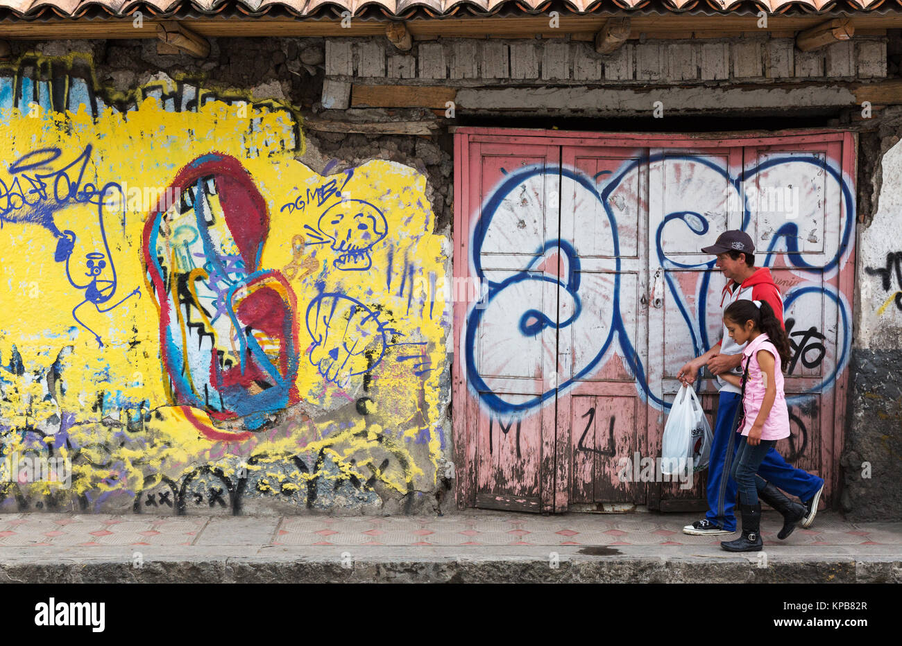 Ecuador Graffiti; Menschen vorbei gehen. Graffiti, Cuenca, Ecuador Südamerika Stockfoto Ecuador Graffiti; Menschen vorbei gehen. Graffiti, Cuenca, Ecuador Südamerika Stockfoto