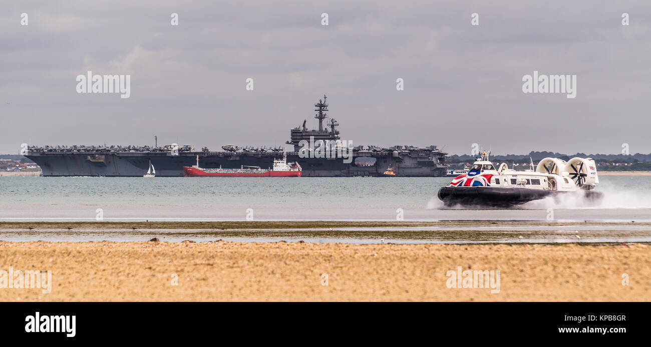 Amerikanische Flugzeugträger USS George HW Bush Besuch in Portsmouth, in den Solent an Stokes Bay verankert, in der Nähe von Gosport und Gilkicker Punkt Stockfoto