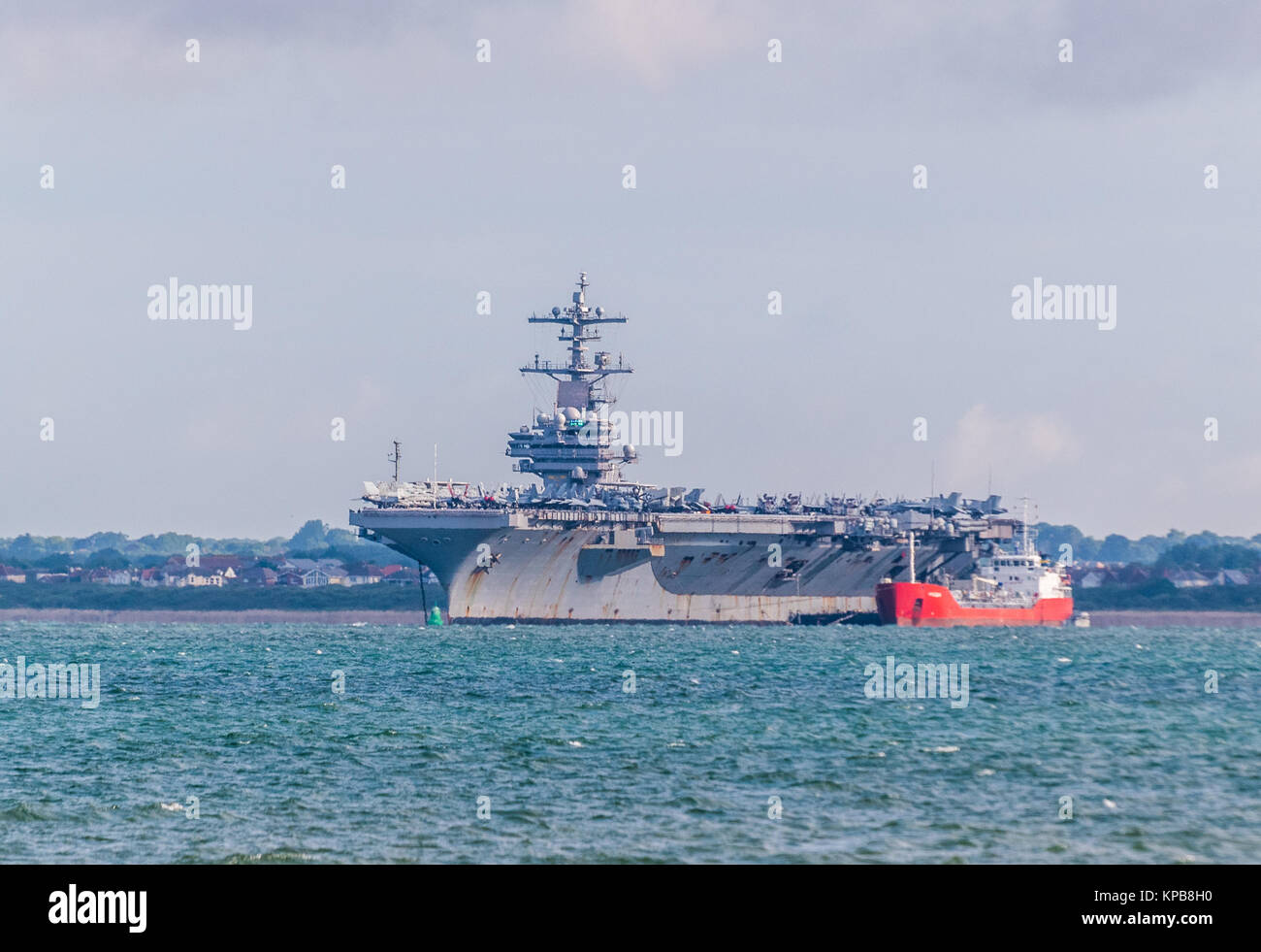 Amerikanische Flugzeugträger USS George HW Bush Besuch in Portsmouth, in den Solent an Stokes Bay verankert, in der Nähe von Gosport und Gilkicker Punkt Stockfoto