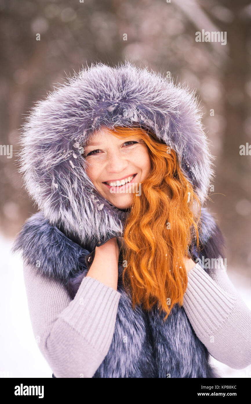 Portrait von schönen jungen Mädchen in Fell im winter bäume Hintergrund gekleidet. Schönheit Frau draußen Spaß auf verschneiter Tag. In der Nähe der weiblichen smil Stockfoto