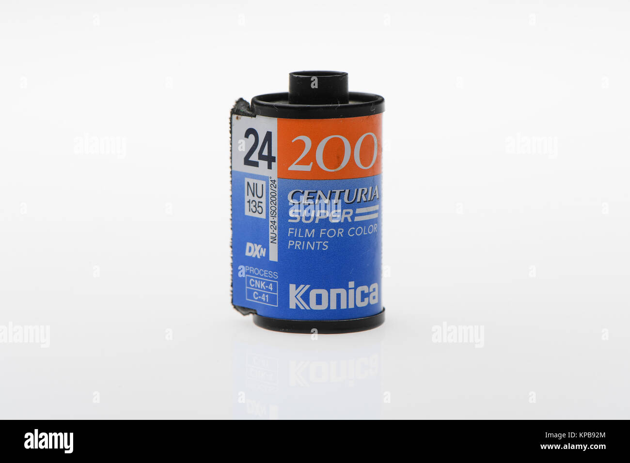 Eine Kassette Rolle 35 mm Konica Film mit 24 Aufnahmen auf einem weißen Hintergrund. Stockfoto