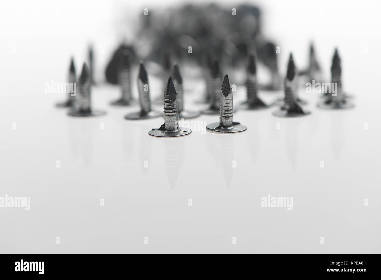 Ein Stapel aus Filz Nägel mit Punkte, auf einem weißen Hintergrund möglich Konzept Verwendung. Stockfoto