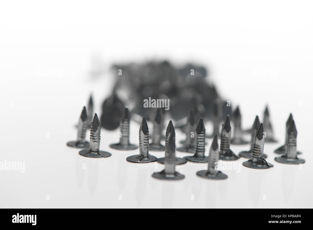 Ein Stapel aus Filz Nägel mit Punkte, auf einem weißen Hintergrund möglich Konzept Verwendung. Stockfoto