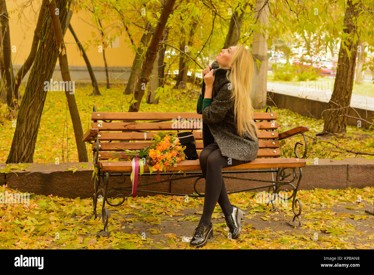 Herbst Portrait von cute blonde Mädchen mit einem Blumenstrauß Stockfoto