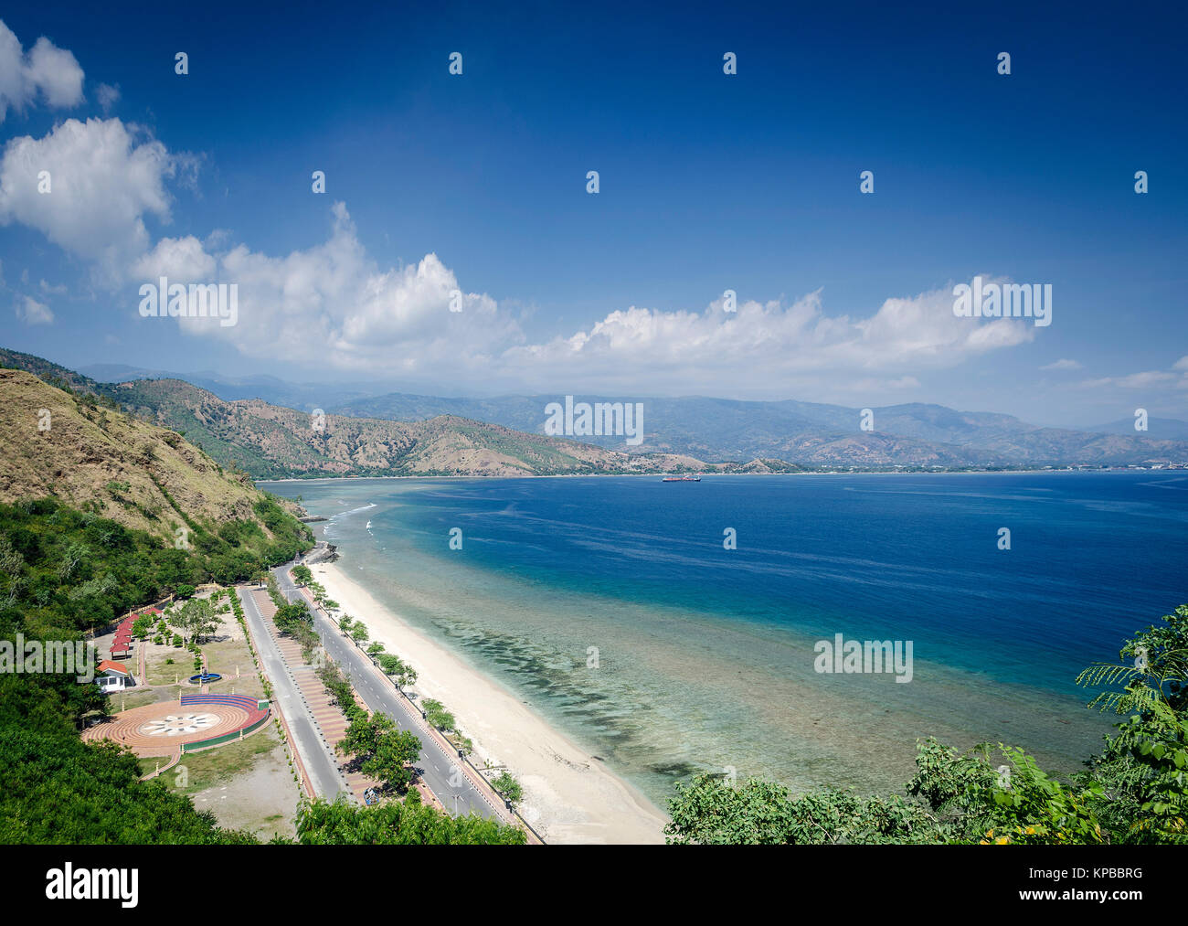 Küste und Strand in der Nähe von Dili in Ost Timor Leste von Cristo Rei Hill Monument Stockfoto