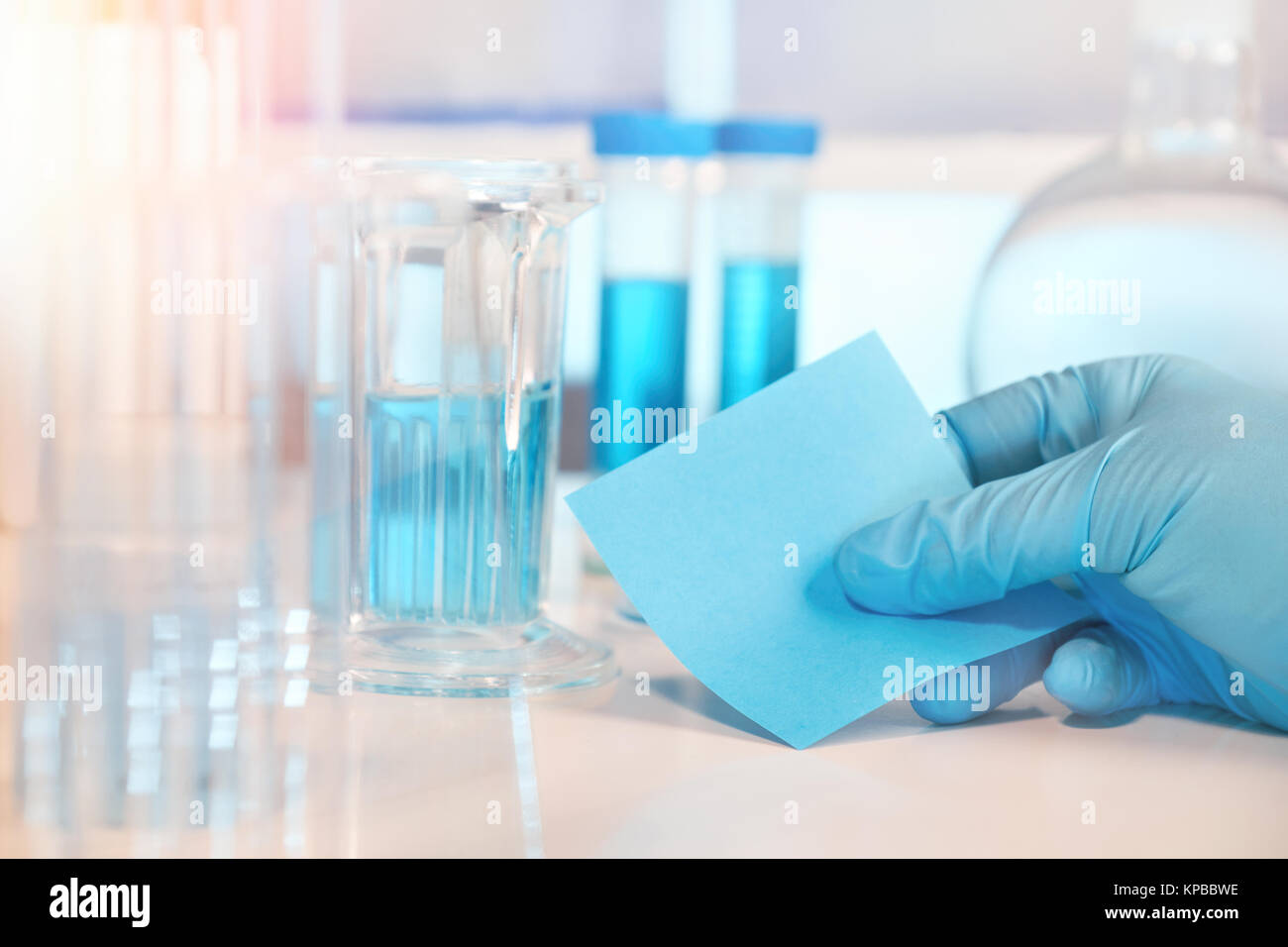 Wissenschaftliche, medizinische oder Ausbildung. Biologischen oder biochemischen Labor außerhalb des Fokus, Nahaufnahme auf behandschuhte Hand mit einem Hinweis. Konzentrieren Sie sich auf die Hand. Spa Stockfoto