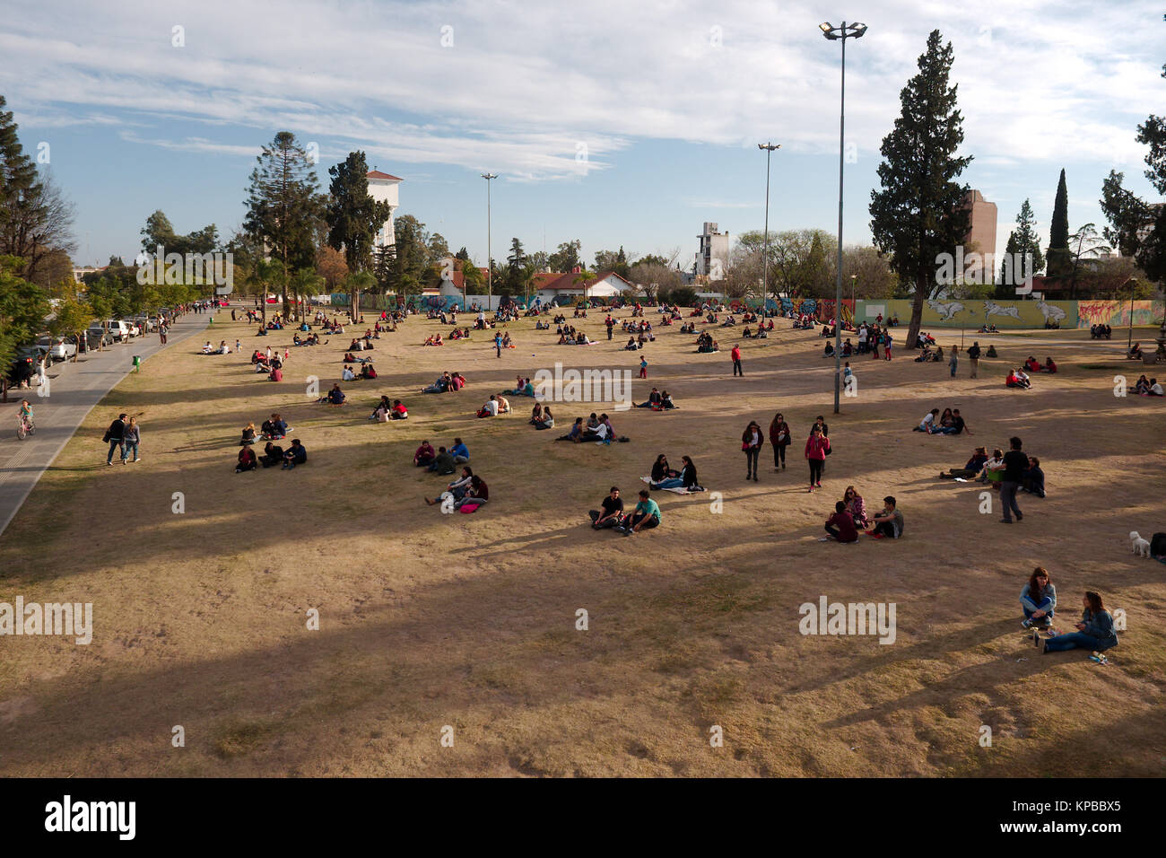 Cordoba, Argentinien - 2017: Menschen (meistens Studenten) genießen Sie einen schönen Winter Abend im Las Tejas Park, in der Nähe von Cordoba National University. Stockfoto