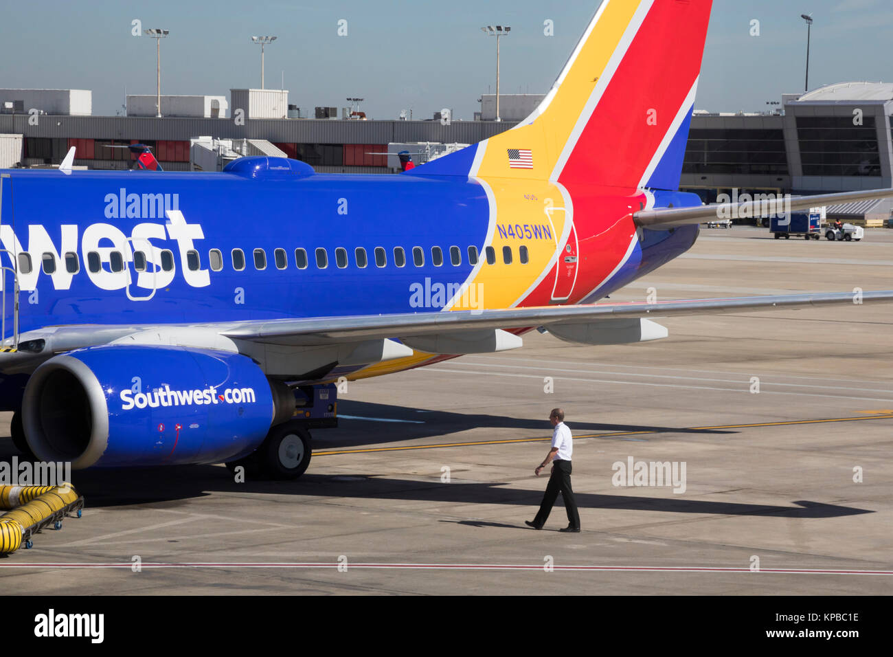 Atlanta, Georgia - Southwest Airlines Pilot eine Sichtprüfung des sein Flugzeug vor einem Flug vom Hartsfield Jackson Atlanta International A Stockfoto