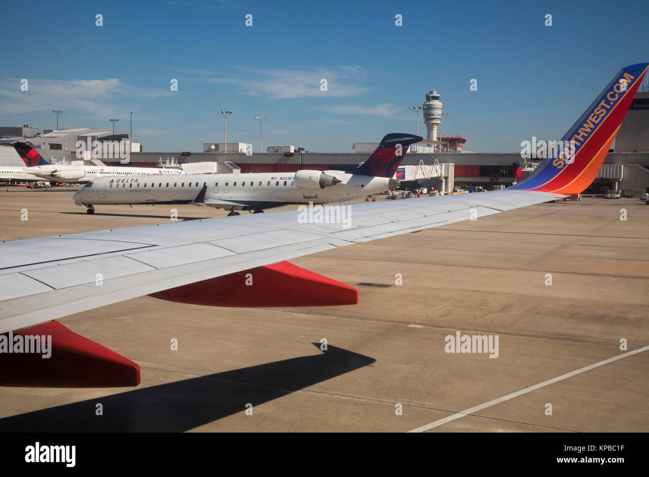 Atlanta, Georgia - Südwesten und Delta Jets auf der Rollbahn am Hartsfield Jackson Atlanta International Airport. Stockfoto