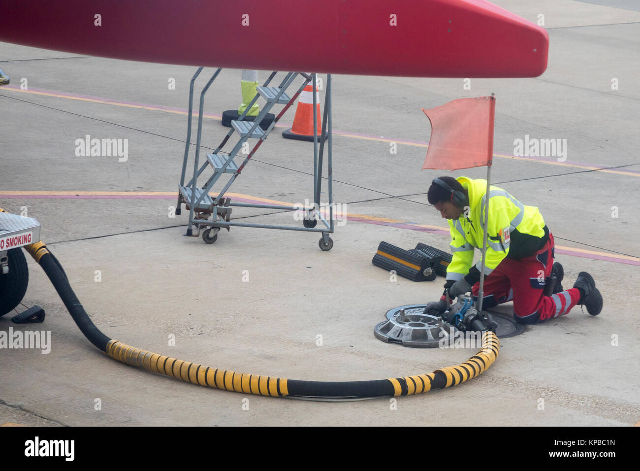 Houston, Texas - ein Arbeitnehmer tankt ein Southwest Airlines Jet bei William P Hobby Airport. Stockfoto