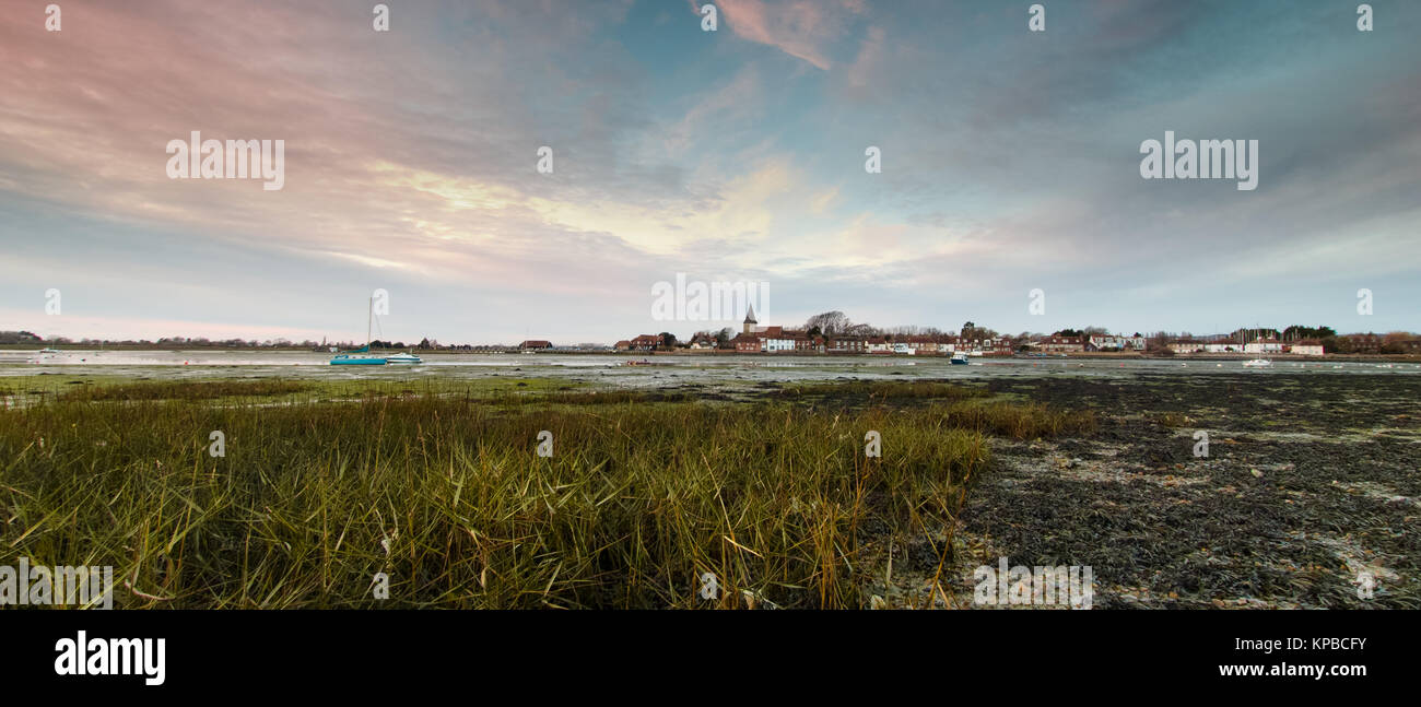 Bosham Hafen Dorf und Kirche bei Sonnenuntergang - West Sussex UK Stockfoto