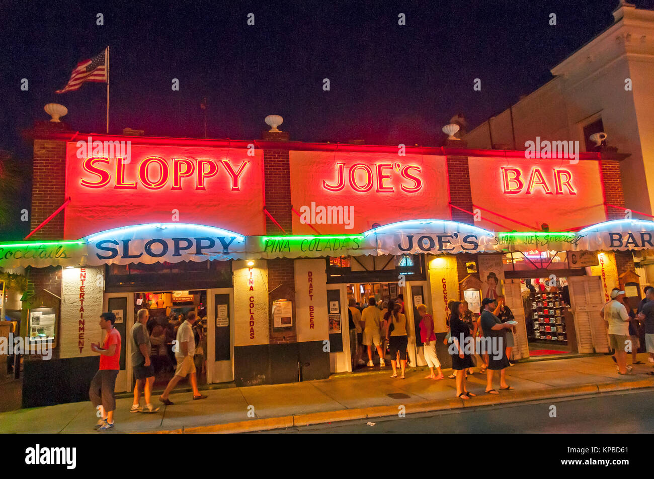 Sloppy Joe's Bar auf der Duval Street bei Nacht mit Neonröhren und Touristen. Key West, Florida Stockfoto