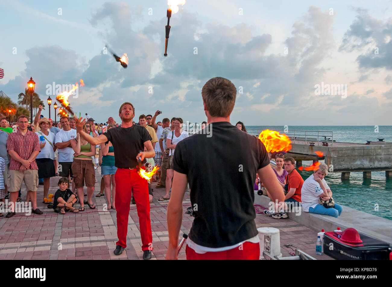 Jufflers mit Feuer Schlagstöcke durchführen Sonnenuntergang am Mallory Square, Key West, Florida Stockfoto
