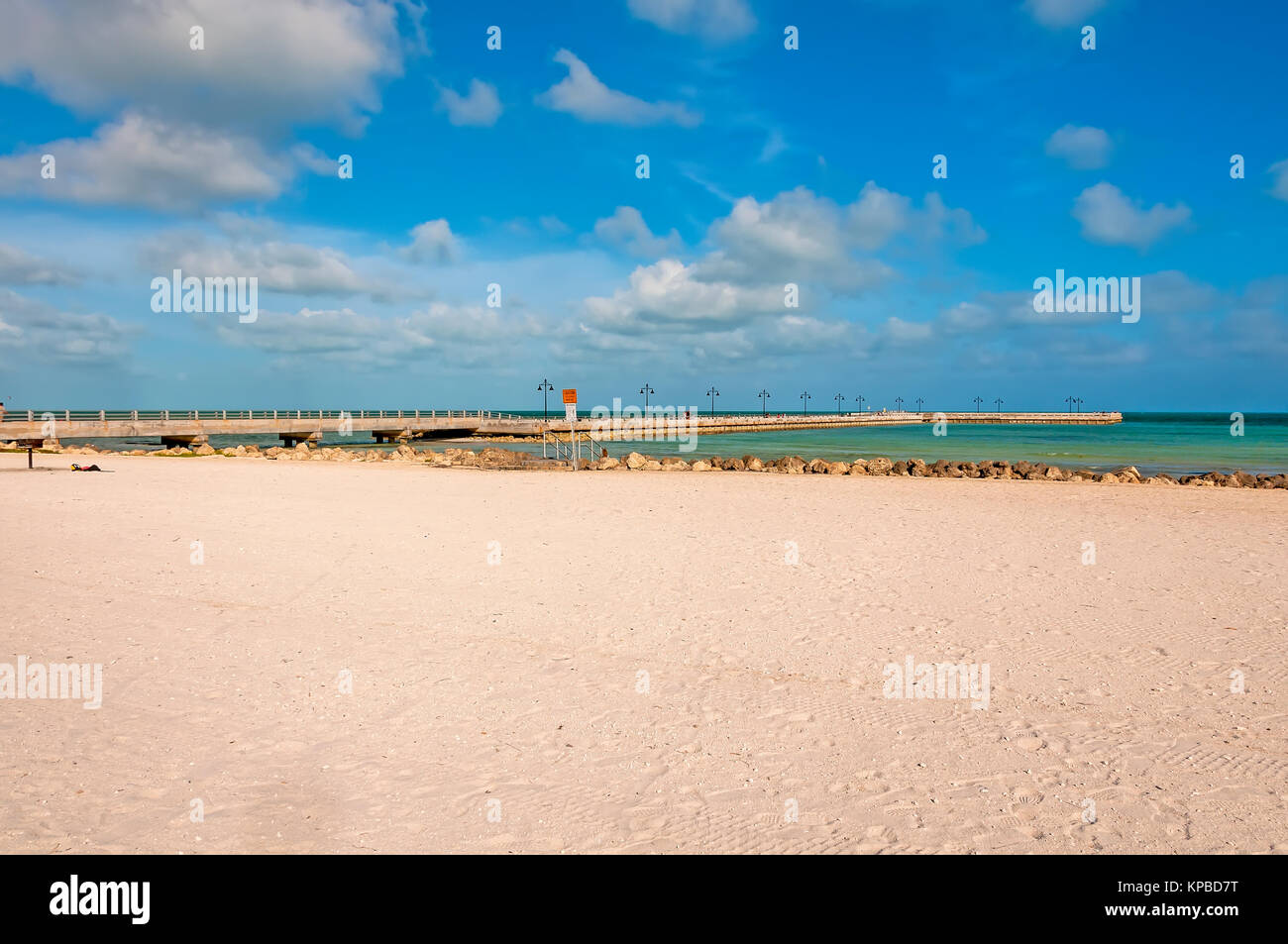 Weißer Sand und Weiße Street Pier in Higgs Memorial Beach Key West Florida Stockfoto