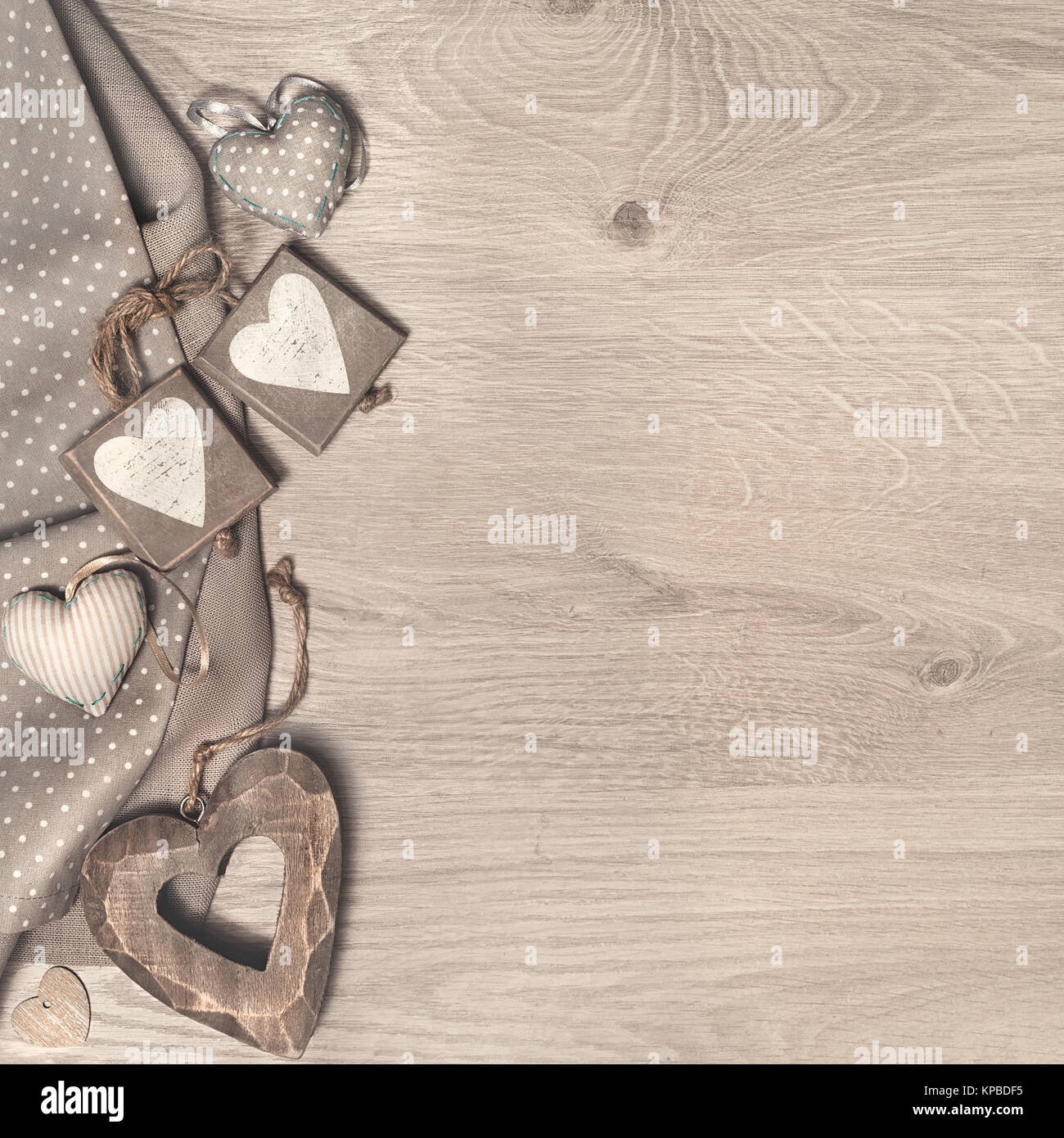 Holz- Hintergrund mit Herzen für St. Valentin, Muttertag oder weiter Tag Grußkarten oder Grenzen. Platz für Ihren Text. Dieses Bild wird gestrafft. Stockfoto