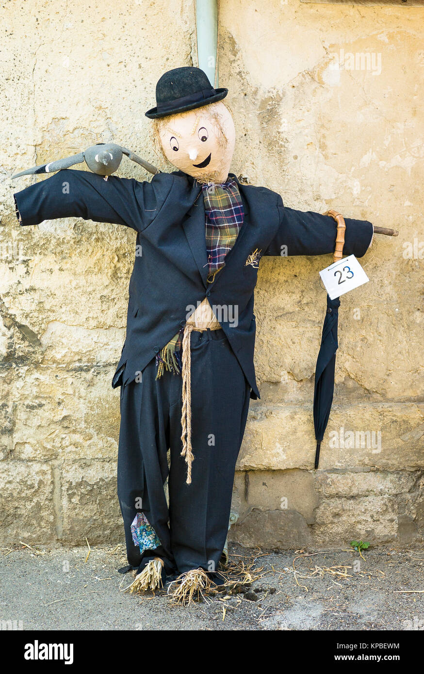Eine Vogelscheuche, Charlie Chaplin, einer der Einträge in Lacock Dorf jährlichen Wettbewerb in Wiltshire UK Stockfoto